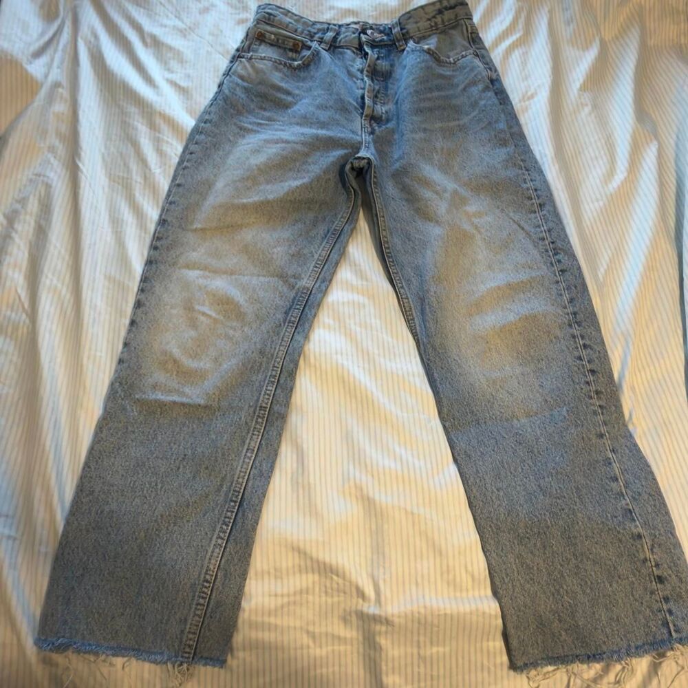 Zara Denim Jeans Size USA 6 Light Blue Straight Leg Raw Hem 27x24 #denim